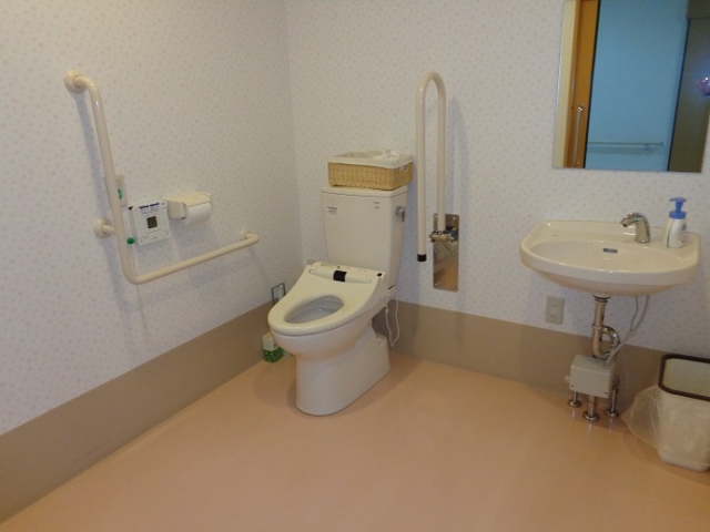 車椅子対応共用トイレ