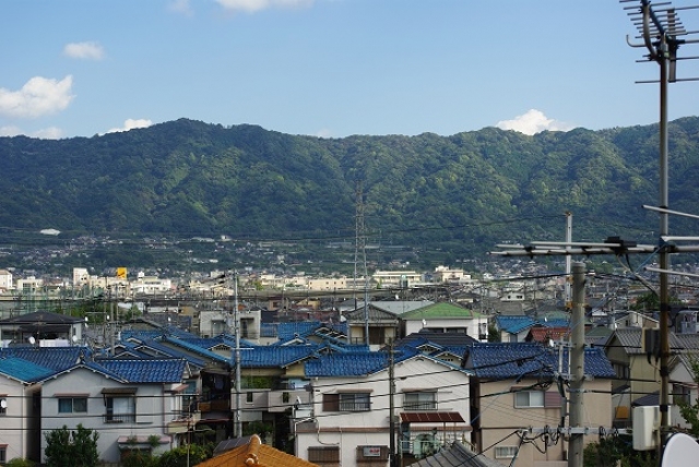 窓から見える生駒山系
