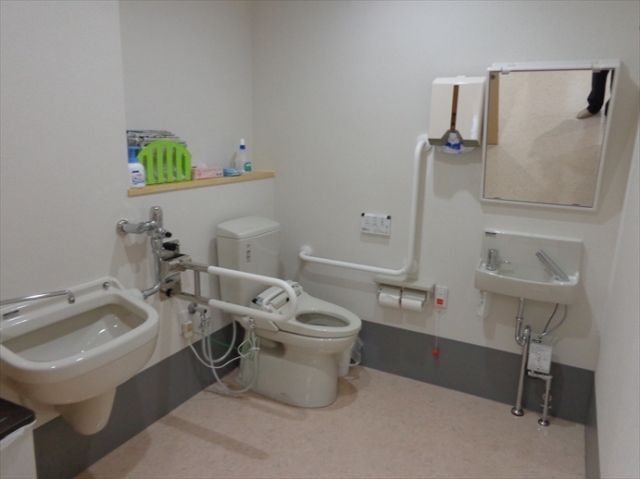 車椅子対応共用多機能トイレ