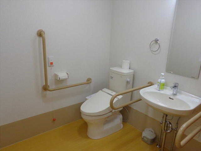 車椅子対応共用トイレ
