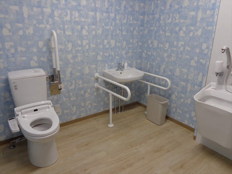 車椅子対応多目的共用トイレ、