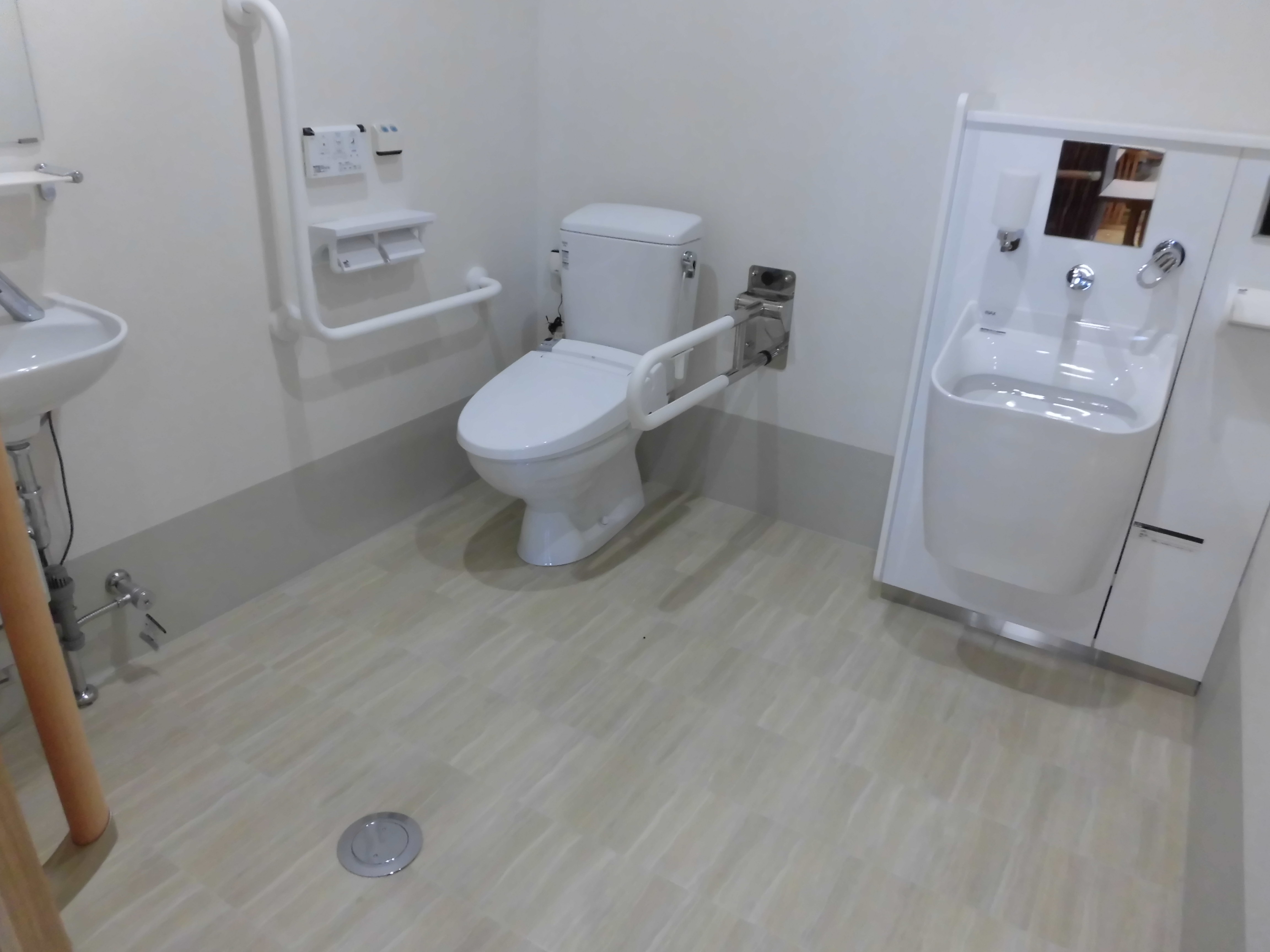 車椅子対応トイレ（共用）