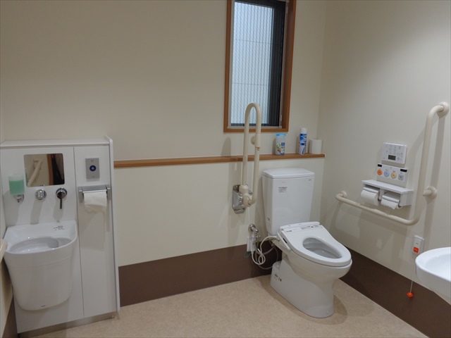 車椅子対応多目的トイレ